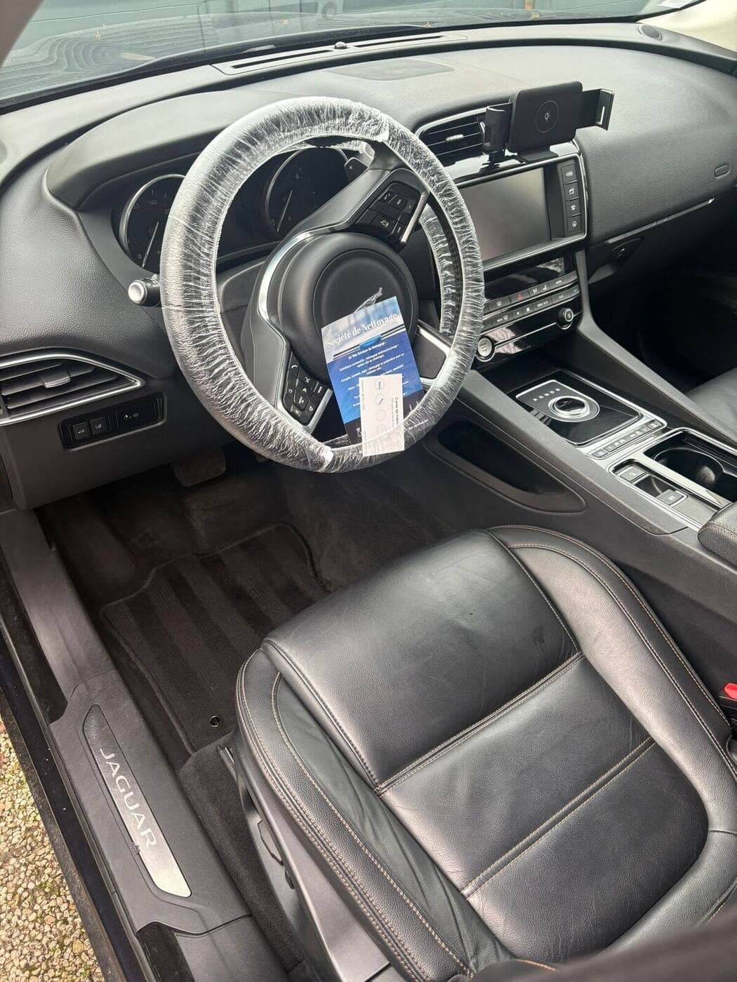 Intérieur de voiture après nettoyage à domicile — Satuclean