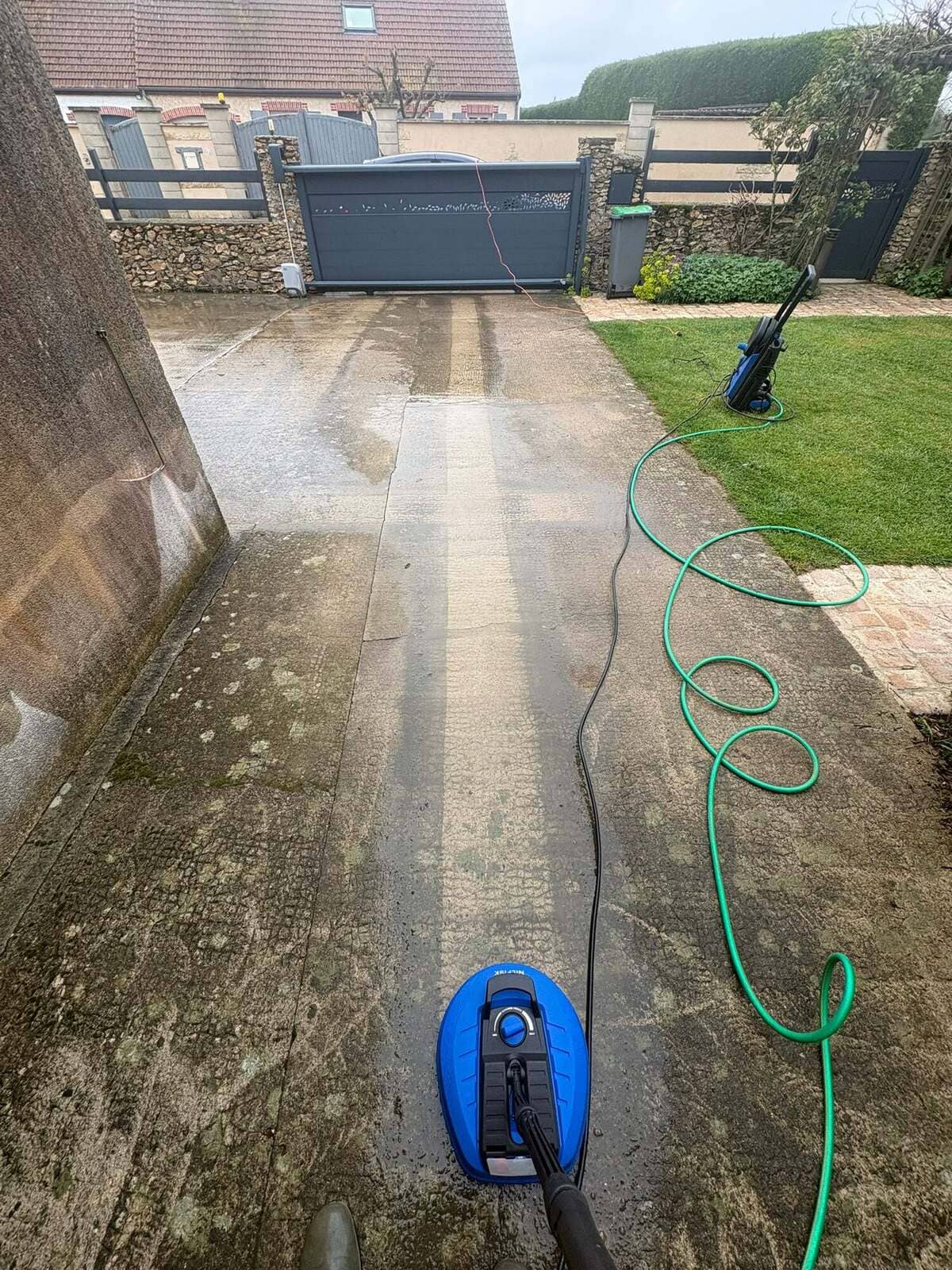 Façade après démoussage et nettoyage — Satuclean